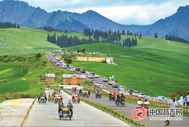 游客在奇台县江布拉克景区天山怪坡骑行